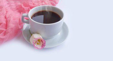 Bir fincan kahve çiçeği renkli bir arka planda güldü.