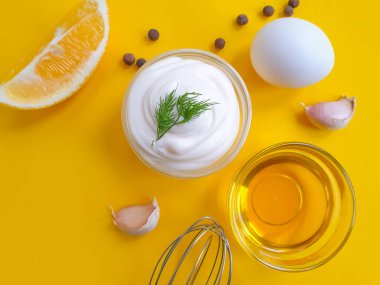 Renkli arka planda taze mayonez