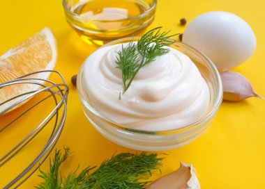 Renkli arka planda taze mayonez