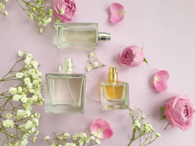 Renkli arka planda bir şişe parfümü çiçeği.