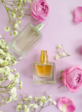 Renkli arka planda bir şişe parfümü çiçeği.