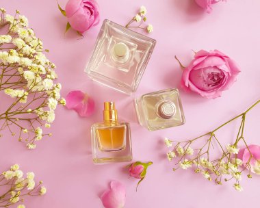 Renkli arka planda bir şişe parfümü çiçeği.