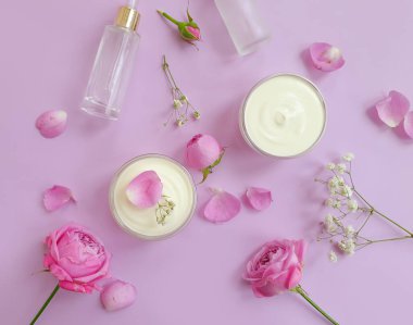 krem renkli arkaplanda kozmetik gül çiçeği