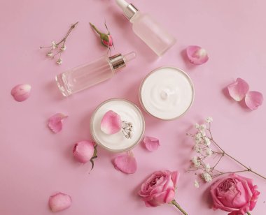 krem renkli arkaplanda kozmetik gül çiçeği