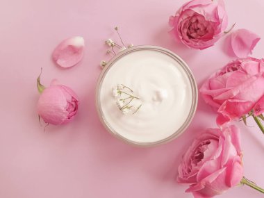 krem renkli arkaplanda kozmetik gül çiçeği
