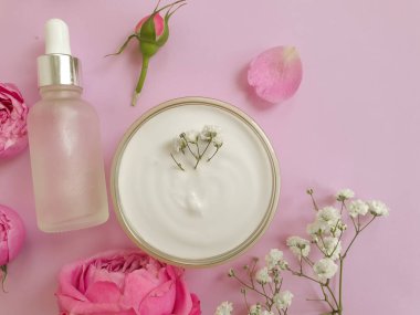 krem renkli arkaplanda kozmetik gül çiçeği