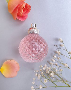 Renkli arka planda bir şişe parfümü çiçeği.