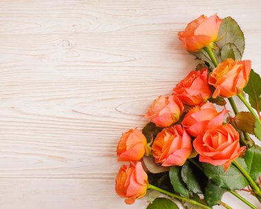 Çiçek, ahşap arkaplan çerçeve mahsulünde güldü