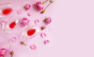 şarap çiçeği renkli arka planda gülü