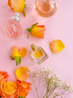 Renkli arka planda bir şişe parfümü çiçeği.