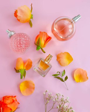 Renkli arka planda bir şişe parfümü çiçeği.