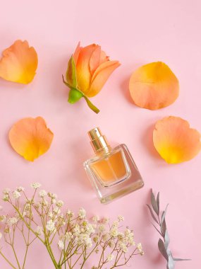 Renkli arka planda bir şişe parfümü çiçeği.