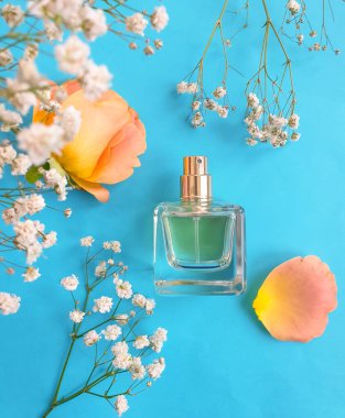 Renkli arka planda bir şişe parfümü çiçeği.