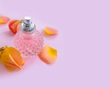 Renkli arka planda bir şişe parfümü çiçeği.