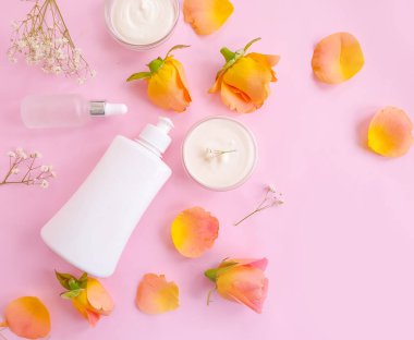 krem renkli arkaplanda kozmetik gül çiçeği