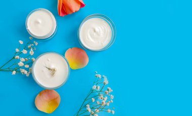 krem renkli arkaplanda kozmetik gül çiçeği