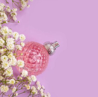 Renkli arka planda bir şişe parfümü çiçeği.