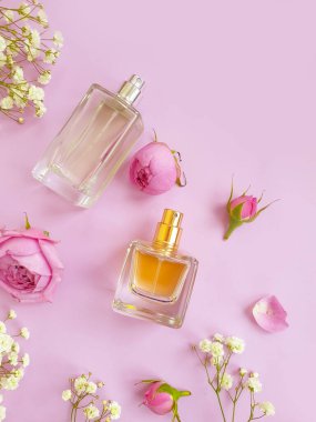 Renkli arka planda bir şişe parfümü çiçeği.