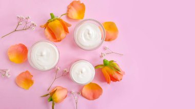 krem renkli arkaplanda kozmetik gül çiçeği