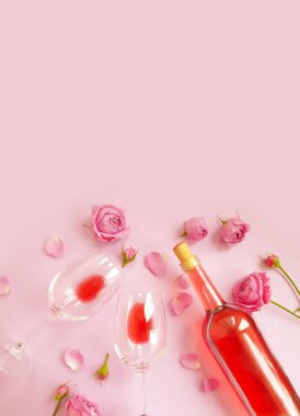 şarap çiçeği renkli arka planda gülü