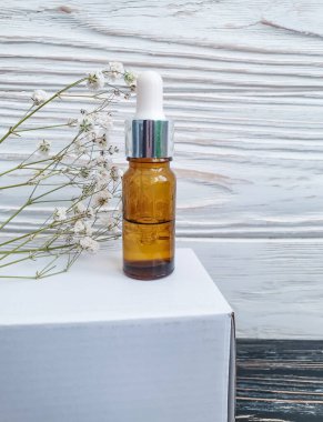 Ahşap arkaplanda kozmetik serumu