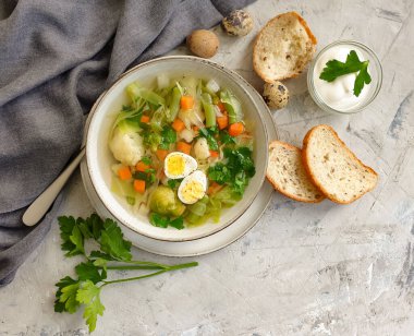 Sebze çorbası, çimento kaplı bıldırcın yumurtası.