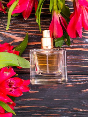 Ahşap arka planda şişe parfümü.