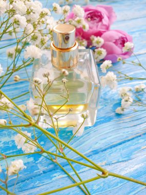 Kadın tedaviden önce ve sonra kırışıklıklarla karşılaşır