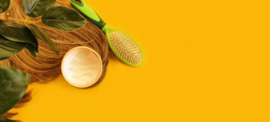 Saç için kozmetik maske, renkli arkaplanda tarak