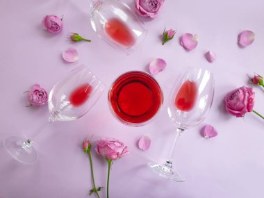 şarap çiçeği renkli arka planda gülü