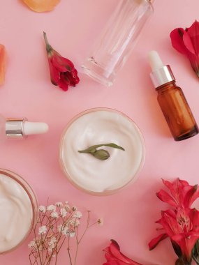 krem renkli arkaplanda kozmetik gül çiçeği