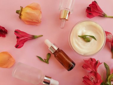 krem renkli arkaplanda kozmetik gül çiçeği
