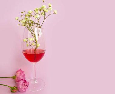 şarap çiçeği renkli arka planda gülü