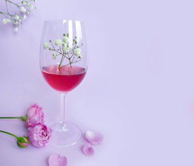 şarap çiçeği renkli arka planda gülü