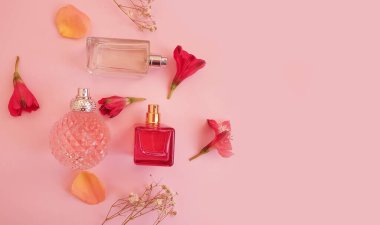 Renkli arka planda bir şişe parfümü çiçeği.