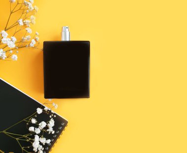 Renk arkaplan kokusunda siyah parfüm şişesi