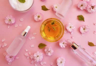 krem rengi arka planda kozmetik çiçek, turuncu