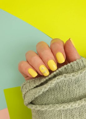 Kadın eli, güzel manikür arka planı.