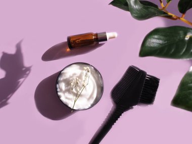 saç maskesi, renkli bir arkaplanda tarak