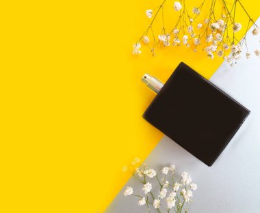 şişe siyah parfüm arka planda