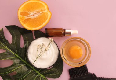 saç maskesi, renkli bir arkaplanda tarak