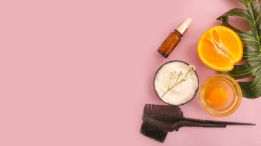 saç maskesi, renkli bir arkaplanda tarak