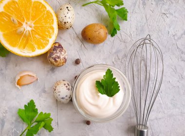 Ev yapımı mayonez, arka planda bıldırcın yumurtası.