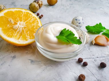 Ev yapımı mayonez, arka planda bıldırcın yumurtası.