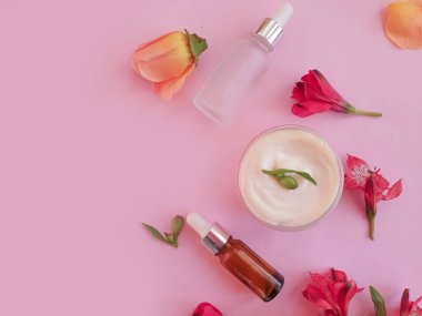 krem renkli arkaplanda kozmetik gül çiçeği