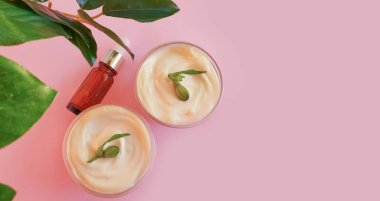 krem renkli arkaplanda kozmetik gül çiçeği