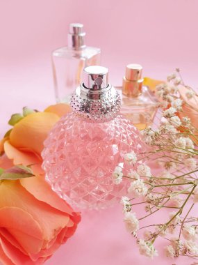 Renkli arka planda bir şişe parfümü çiçeği.