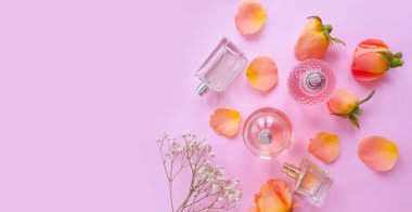 Renkli arka planda bir şişe parfümü çiçeği.