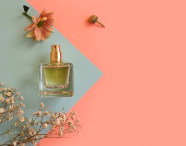 Renkli arka planda bir şişe parfümü çiçeği.