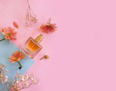 Renkli arka planda bir şişe parfümü çiçeği.